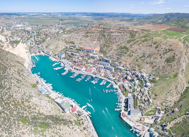 Vista aerea della baia e del porto di Balaklavsky in Crimea.