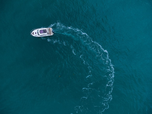 Vista aerea della barca a motore di velocità sul mare blu aperto