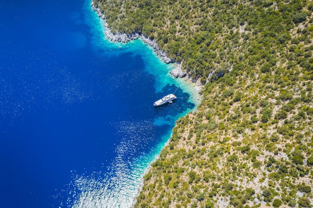 Vista aerea della barca solitaria in una spiaggia appartata e remota sull'isola ionica di Cefalonia in Grecia