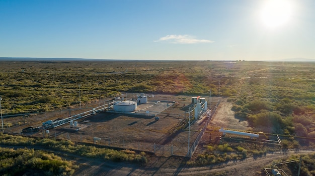 Vista aerea della batteria di raccolta dell'olio al tramonto