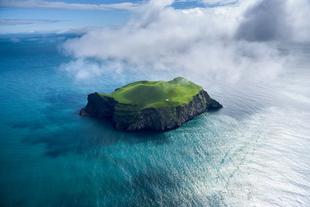 Vista aerea della bellissima piccola isola in Islanda