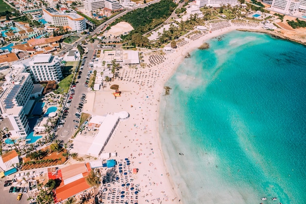 Vista aerea della bellissima spiaggia del Mediterraneo, spiaggia di Nissi ad Ayia Napa