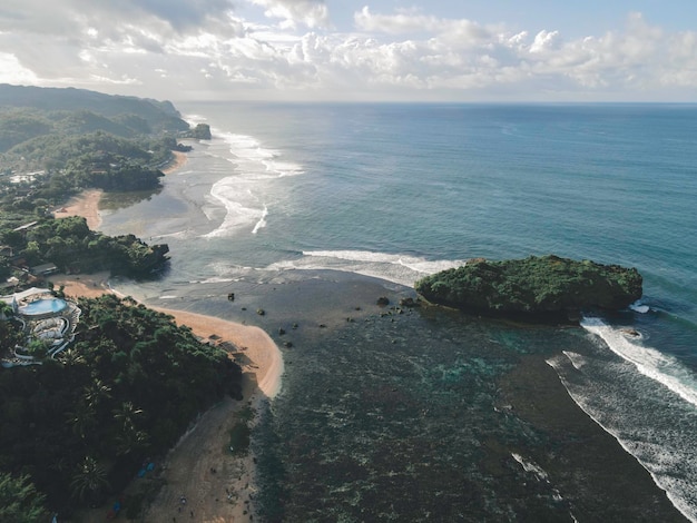 Vista aerea della bellissima spiaggia di Gunung Kidul Indonesia alla luce del giorno