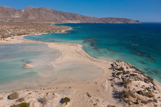 Vista aerea della bellissima spiaggia sabbiosa tropicale con acqua turchese, spiaggia di Elafonisi, Creta, Grecia