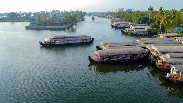 Vista aerea della casa galleggiante indiana tradizionale vicino a Alleppey sugli stagni del Kerala