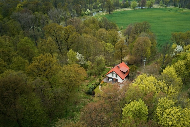 Vista aerea della casa sola in natura