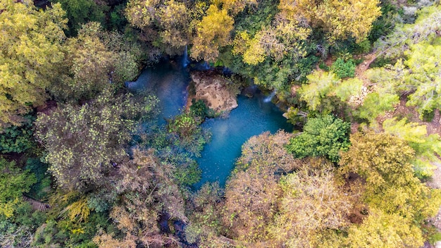 Vista aerea della cascata di Antalya Kursunlu con drone.