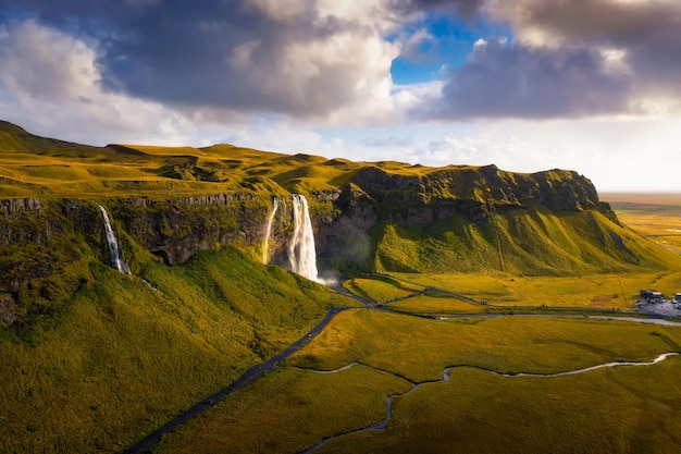 Vista aerea della cascata di seljalandsfoss in Islanda al tramonto