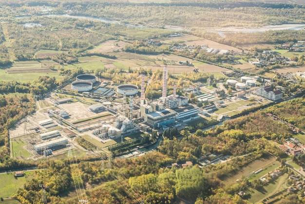 Vista aerea della centrale elettrica in Italia. Fabbrica nella zona industriale.