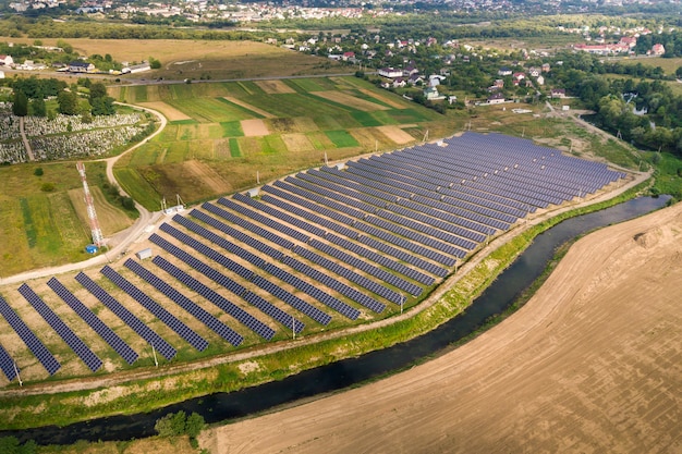 Vista aerea della centrale elettrica solare. Quadri elettrici per la produzione di energia ecologica pulita.