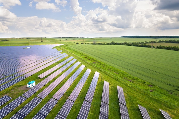 Vista aerea della centrale solare sul campo verde. Quadri elettrici per la produzione di energia pulita ed ecologica.