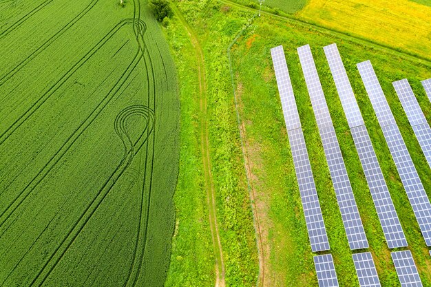 Vista aerea della centrale solare sul campo verde. Quadri elettrici per la produzione di energia pulita ed ecologica.