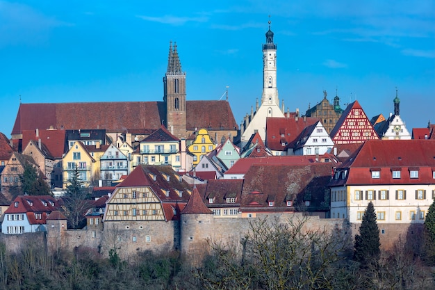 Vista aerea della cinta muraria, pittoresche facciate colorate e tetti della città vecchia medievale di Rothenburg ob der Tauber, Baviera, Germania