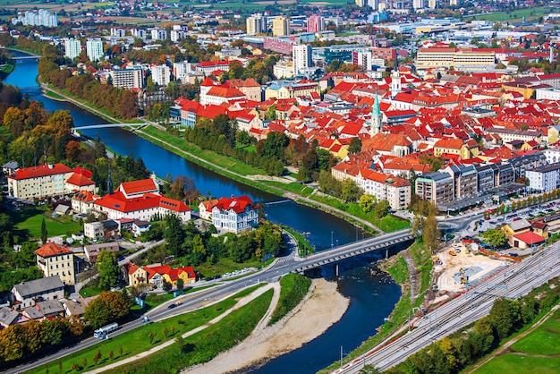 Vista aerea della città Celje in Slovenia. Tetti rossi, fiume e il ponte. Sfondo di viaggio all'aperto.