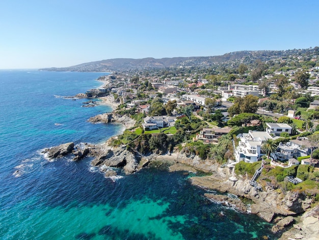 Vista aerea della città costiera di Laguna Beach con ricche ville sulla scogliera della California meridionale USA