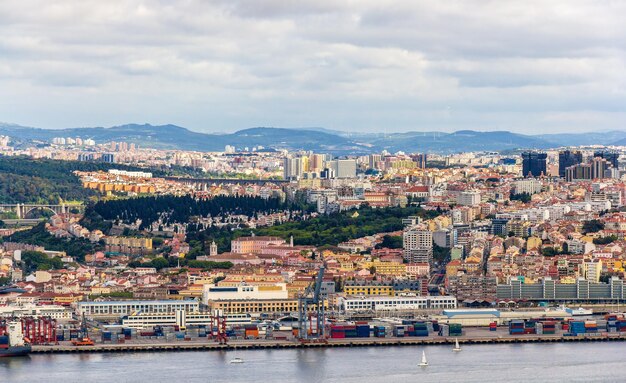 Vista aerea della città da edifici contro il cielo