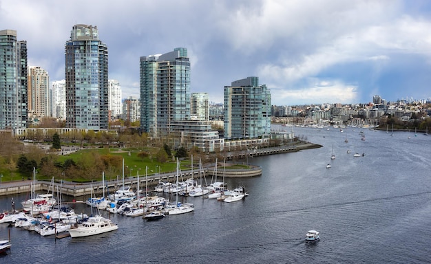 Vista aerea della città del centro di Vancouver in False Creek British Columbia Canada