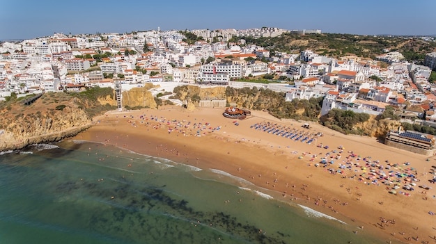 Vista aerea della città di Albufeira, spiaggia pescadores, nel sud del Portogallo, Algarve