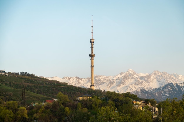 Vista aerea della città di Almaty con la Torre della televisione