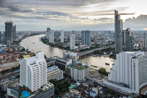 Vista aerea della città di Bangkok Chao Phraya River Skyline del centro urbano della città di Bangkok della Thailandia Paesaggio urbano della Thailandia