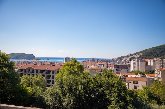 Vista aerea della città di budva con edifici moderni e mare montenegro europa