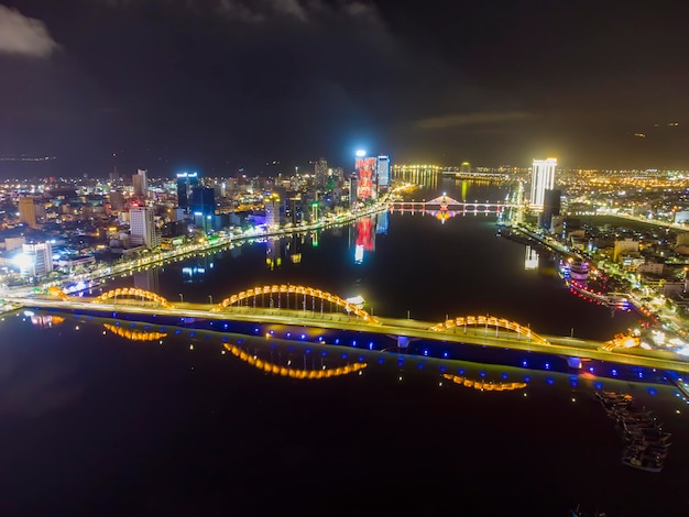 Vista aerea della città di Da Nang in Vietnam di notte, che è una destinazione molto famosa per i turisti