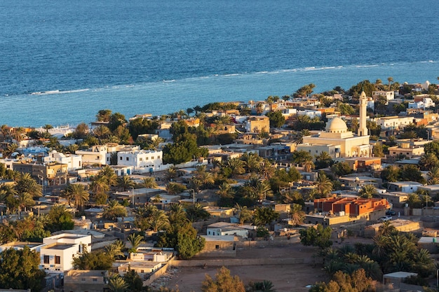 Vista aerea della città di Dahab dalla montagna vicina, Sinai del Sud, Egitto