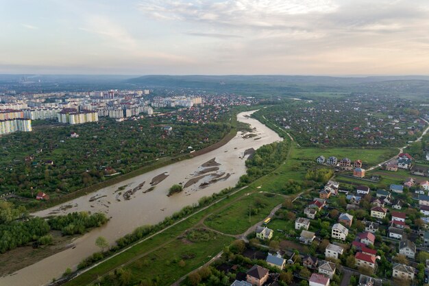 Vista aerea della città di Ivano-Frankivsk con area residenziale e case di periferia con un fiume nel mezzo.