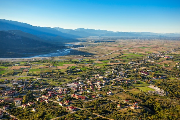 Vista aerea della città di Kalabaka o Kalambaka e Kalampaka. È una città e un comune nella regione di Trikala in Grecia.