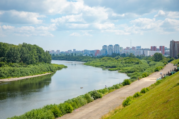 Vista aerea della città di Kemerovo del fiume, dell'argine e di paesaggio urbano di Tom, Siberia, Russia