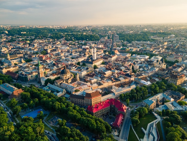 Vista aerea della città di leopoli allo spazio della copia dell'ora legale