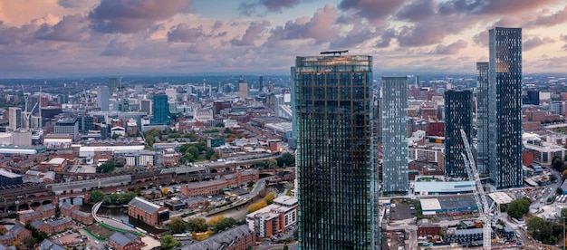 Vista aerea della città di Manchester nel Regno Unito in una bella giornata di sole.