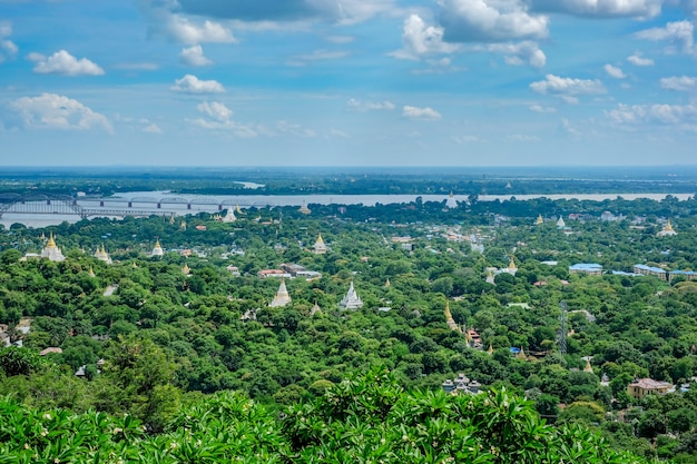 Vista aerea della città di Mandalay con templi, pagoda d'oro, fiume Irrawaddy e ponti dalla collina di sagaing. punto di riferimento e popolare per le attrazioni turistiche in Myanmar