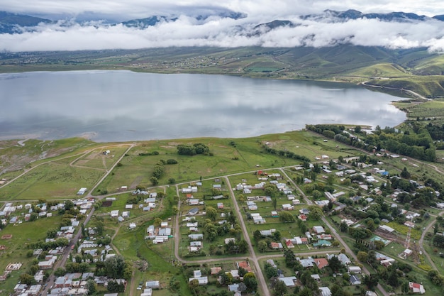 Vista aerea della città di Mollar e della diga di La Angostura a Tucuman, in Argentina, vista da un drone