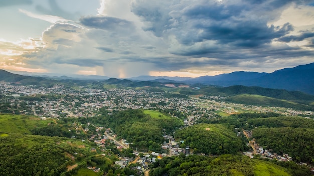 Vista aerea della città di montagna di Nova Iguacu.