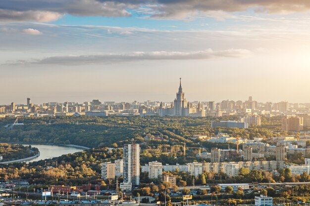 Vista aerea della città di Mosca con l'Università Statale Lomonosov di Mosca e il fiume Moskva