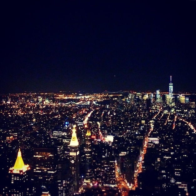 Vista aerea della città di notte