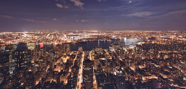 Vista aerea della città di notte