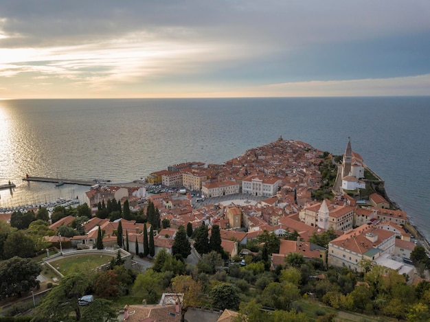 Vista aerea della città di Pirano al tramonto Slovenia