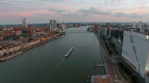 Vista aerea della città di Rotterdam con il fiume