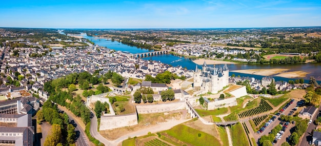 Vista aerea della città di Saumur Francia