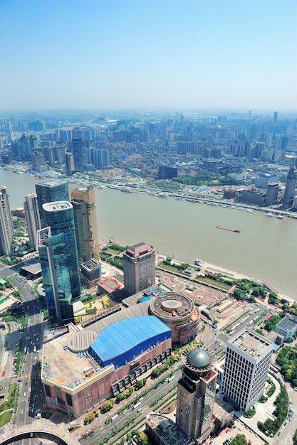 Vista aerea della città di Shanghai con architettura urbana sul fiume e sul cielo blu durante il giorno.