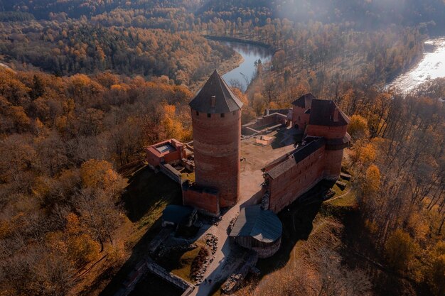 Vista aerea della città di Sigulda in Lettonia durante l'autunno dorato. Castello medievale in mezzo alla foresta.