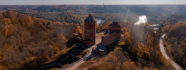 Vista aerea della città di Sigulda in Lettonia durante l'autunno dorato. Castello medievale in mezzo alla foresta.