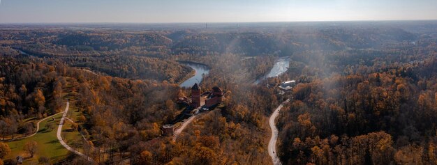 Vista aerea della città di Sigulda in Lettonia durante l'autunno dorato