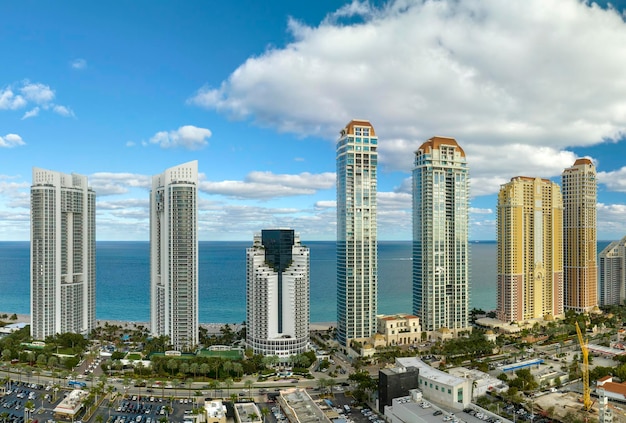 Vista aerea della città di Sunny Isles Beach con lussuosi hotel e condomini sulla riva dell'Oceano Atlantico Infrastrutture turistiche americane nel sud della Florida