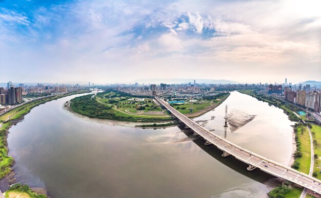 Vista aerea della città di Taipei - Immagine del concetto di business in Asia, edificio panoramico moderno paesaggio urbano vista a volo d'uccello sotto il giorno e il cielo blu, girato a Taipei, Taiwan.