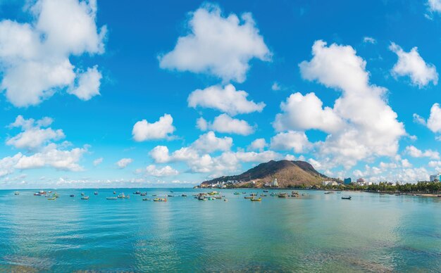 Vista aerea della città di Vung Tau con bel tramonto e tante barche Vista panoramica costiera di Vung Tau dall'alto con onde lungo la costa, alberi di cocco e montagna Tao Phung in Vietnam