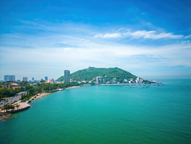 Vista aerea della città di Vung Tau con bel tramonto e tante barche Vista panoramica costiera di Vung Tau dall'alto con onde lungo la costa, alberi di cocco e montagna Tao Phung in Vietnam