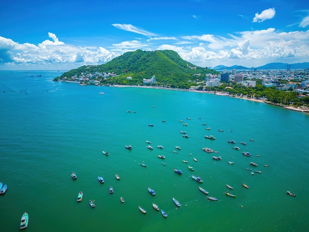 Vista aerea della città di Vung Tau con bel tramonto e tante barche Vista panoramica costiera di Vung Tau dall'alto con onde lungo la costa, alberi di cocco e montagna Tao Phung in Vietnam